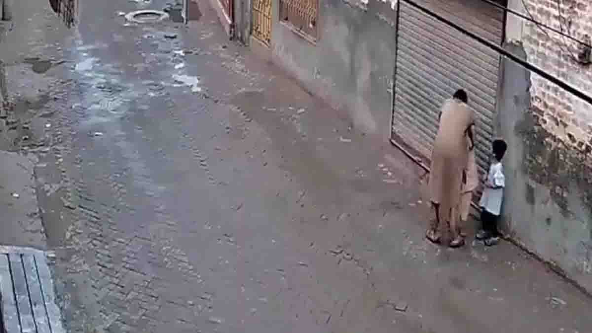 CCTV footage of a man harassing a little girl on the street in Pakistan - Viral Video