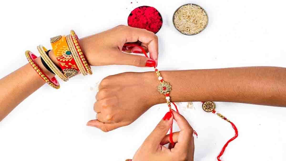 Raksha Bandhan 2025 : ರಕ್ಷಾಬಂಧನ 2025 ಯಾವಾಗ? ಶುಭ ಸಮಯ ಯಾವುದು? ಮಾಹಿತಿ ಇಲ್ಲಿದೆ ನೋಡಿ….! 1 Raksha Bandhan 2025 - Rakhi Tying Ceremony with Puja Thali and Sacred Bond