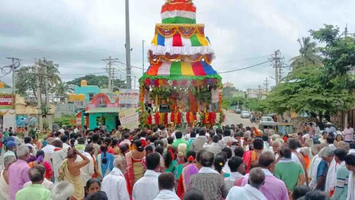 Devotees pulling the decorated Brahma Rathotsava chariot of Sri Venkataramanaswamy Temple in Gudibande, Karnataka, during Shravan month festival 2025 - Local News