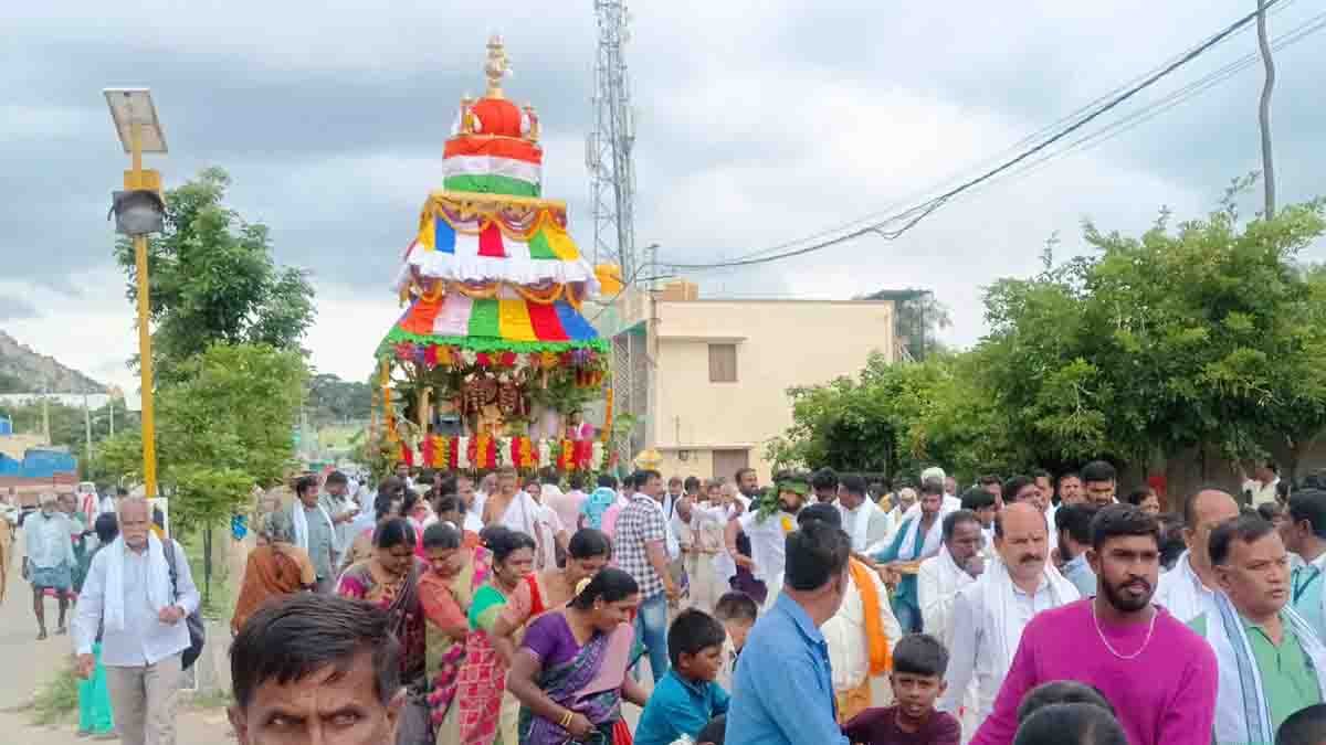 Devotees pulling the decorated Brahma Rathotsava chariot of Sri Venkataramanaswamy Temple in Gudibande, Karnataka, during Shravan month festival 2025 - Local News