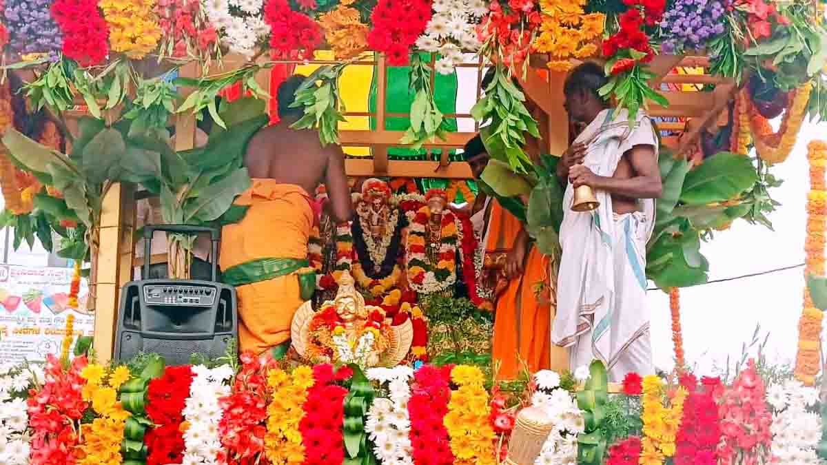 Devotees pulling the decorated Brahma Rathotsava chariot of Sri Venkataramanaswamy Temple in Gudibande, Karnataka, during Shravan month festival 2025 - Local News