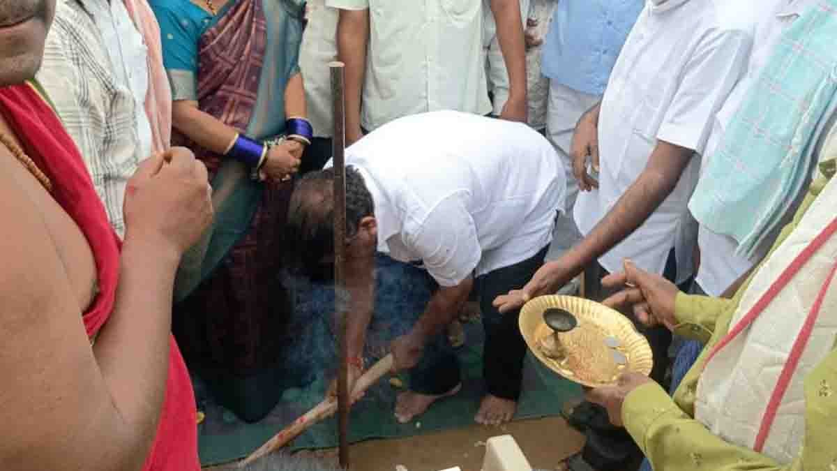 MLA S.N. Subbareddy at groundbreaking ceremony for Someshwara–Sadali main road development project worth ₹5 crore in Gudibande taluk, Karnataka - Local News