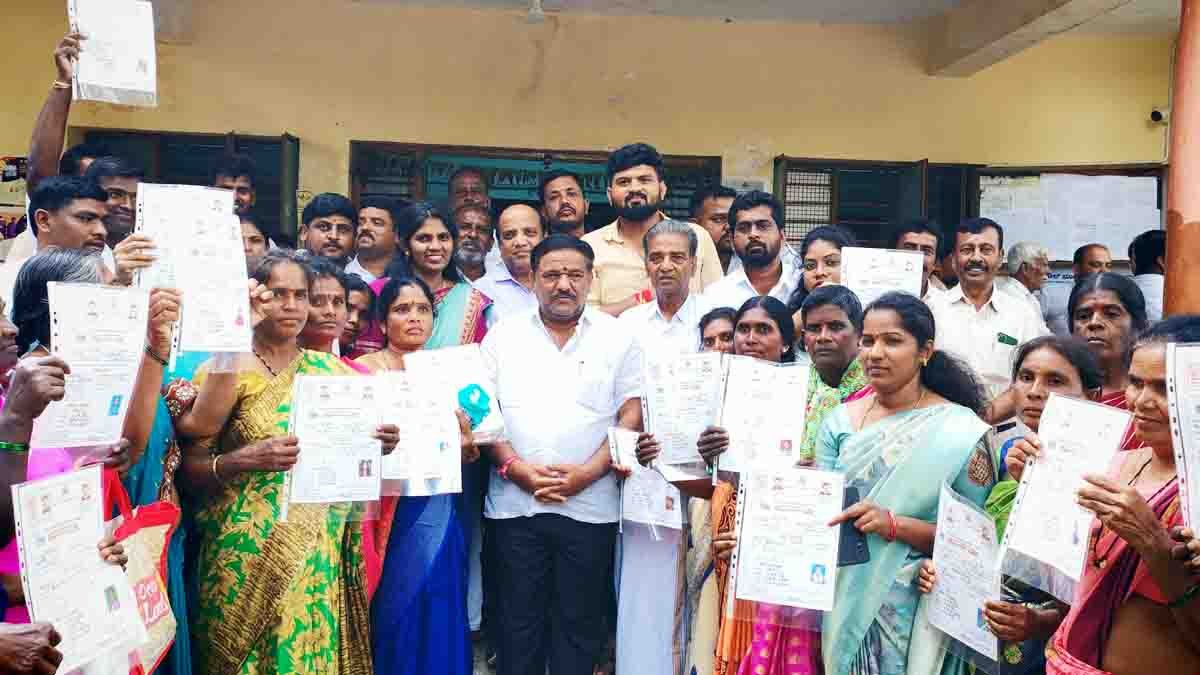 MLA S.N. Subbareddy distributing housing site title deeds to site-less families in Gudibande - Local News