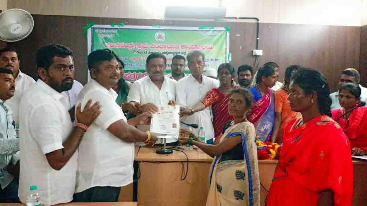 MLA S.N. Subbareddy distributing housing site title deeds to site-less families in Gudibande - Local News