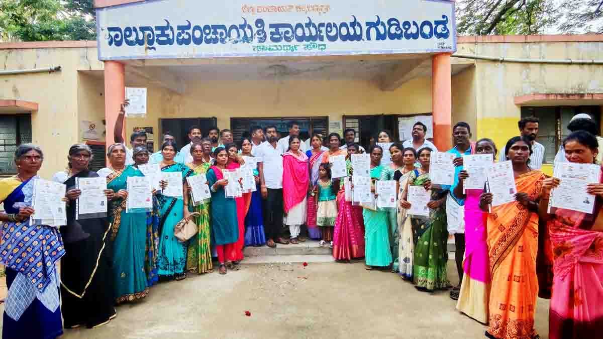 MLA S.N. Subbareddy distributing housing site title deeds to site-less families in Gudibande - Local News