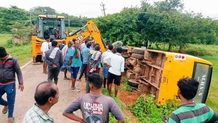 School vehicle accident near Battalahalli village, Gudibande taluk, Chikkaballapur – students rescued safely