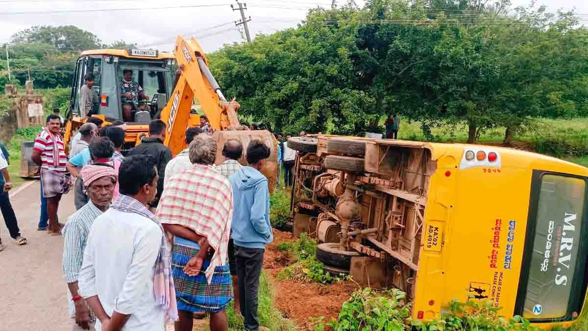 School vehicle accident near Battalahalli village, Gudibande taluk, Chikkaballapur – students rescued safely