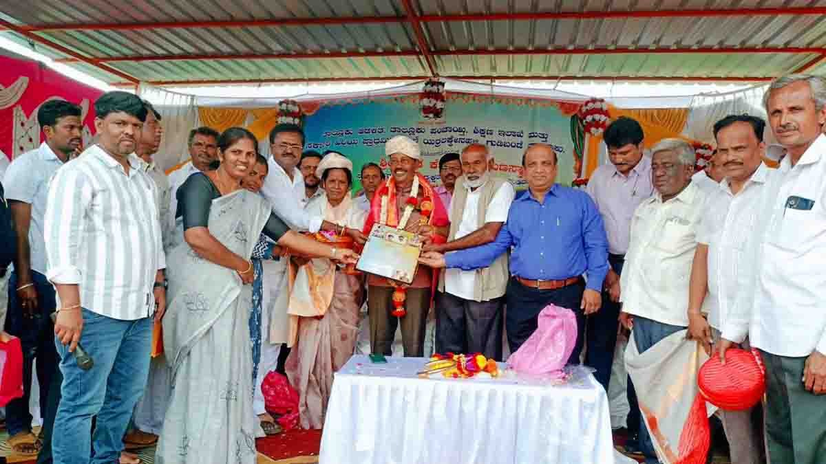 Retired teacher K.V. Narayanaswamy being honored at his farewell ceremony in Gudibande - Local News