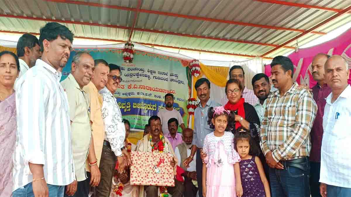Retired teacher K.V. Narayanaswamy being honored at his farewell ceremony in Gudibande - Local News