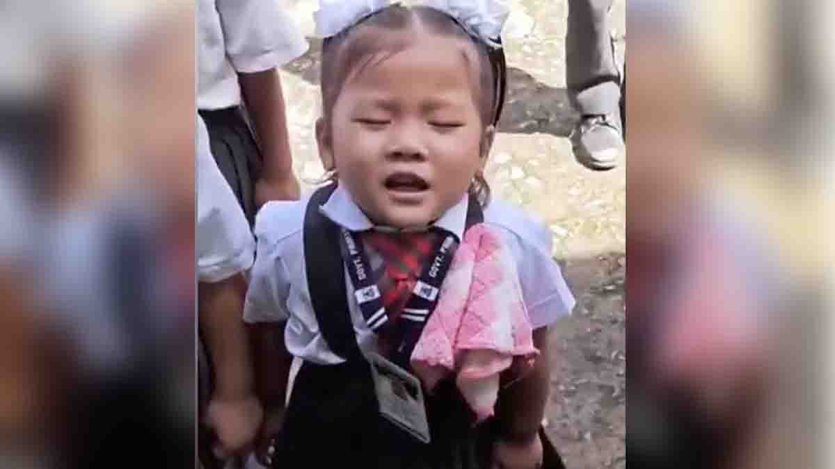 A young Indian girl singing the national anthem Jana Gana Mana with closed eyes and heartfelt emotion-Viral Video