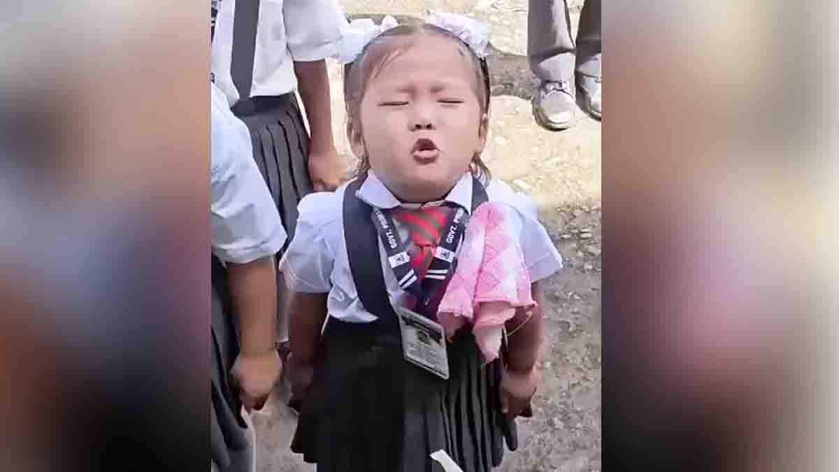 A young Indian girl singing the national anthem Jana Gana Mana with closed eyes and heartfelt emotion-Viral Video