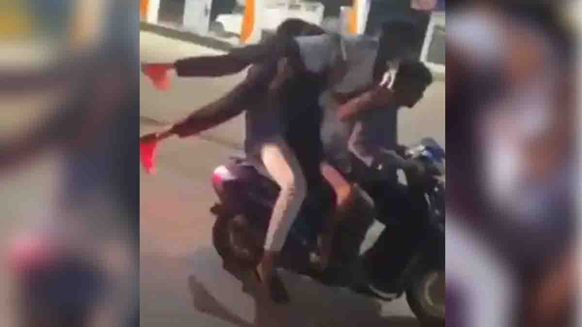 Viral Video : ಛತ್ತೀಸ್ಗಢದ ಬಿಜಾಪುರದಲ್ಲಿ ಐವರು ಯುವಕರಿಂದ ಮೈ ಜುಮ್ಮೆನಿಸುವ ಬೈಕ್ ಸಾಹಸ, ವೈರಲ್ ಆದ ವಿಡಿಯೋ…! 2 Five youths performing a risky scooter stunt without helmets on a busy road in Bijapur, Chhattisgarh - Viral Video