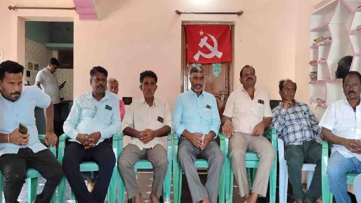 CPIM Protest : ಸೆ.26 ರಂದು ನಡೆಯಲಿರುವ ಪ್ರತಿಭಟನೆ ಯಶಸ್ವಿಗೊಳಿಸಲು ಸಿಪಿಎಂ ಮನವಿ 1 CPIM leaders announcing protest for rural issues in Chikkaballapur on September 26