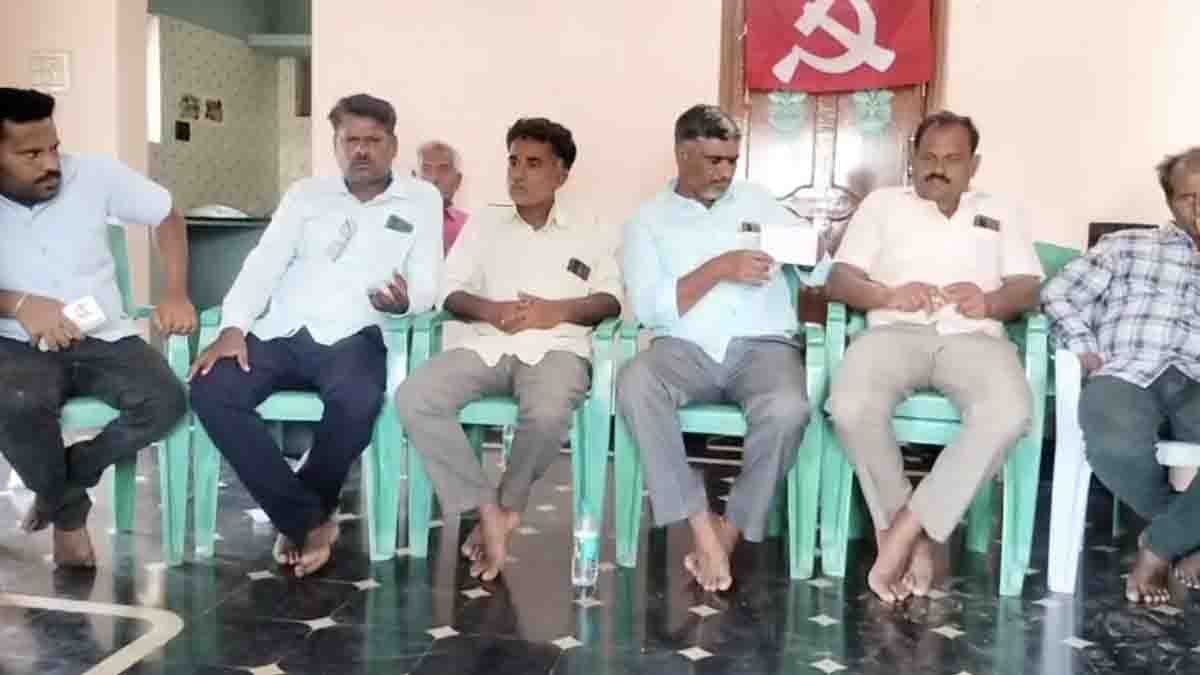 CPIM Protest : ಸೆ.26 ರಂದು ನಡೆಯಲಿರುವ ಪ್ರತಿಭಟನೆ ಯಶಸ್ವಿಗೊಳಿಸಲು ಸಿಪಿಎಂ ಮನವಿ 2 CPIM leaders announcing protest for rural issues in Chikkaballapur on September 26