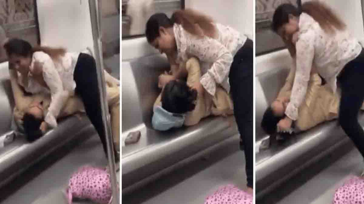 Delhi Metro : ಖಾಲಿ ಸೀಟುಗಳಿದ್ದರೂ 'WWE' ಫೈಟ್! ದೆಹಲಿ ಮೆಟ್ರೋದಲ್ಲಿ ಮಹಿಳೆಯರ ಘೋರ ಜಗಳದ ವಿಡಿಯೋ ವೈರಲ್…! 1 Delhi Metro viral fight video – two women clash over seats in an empty coach
