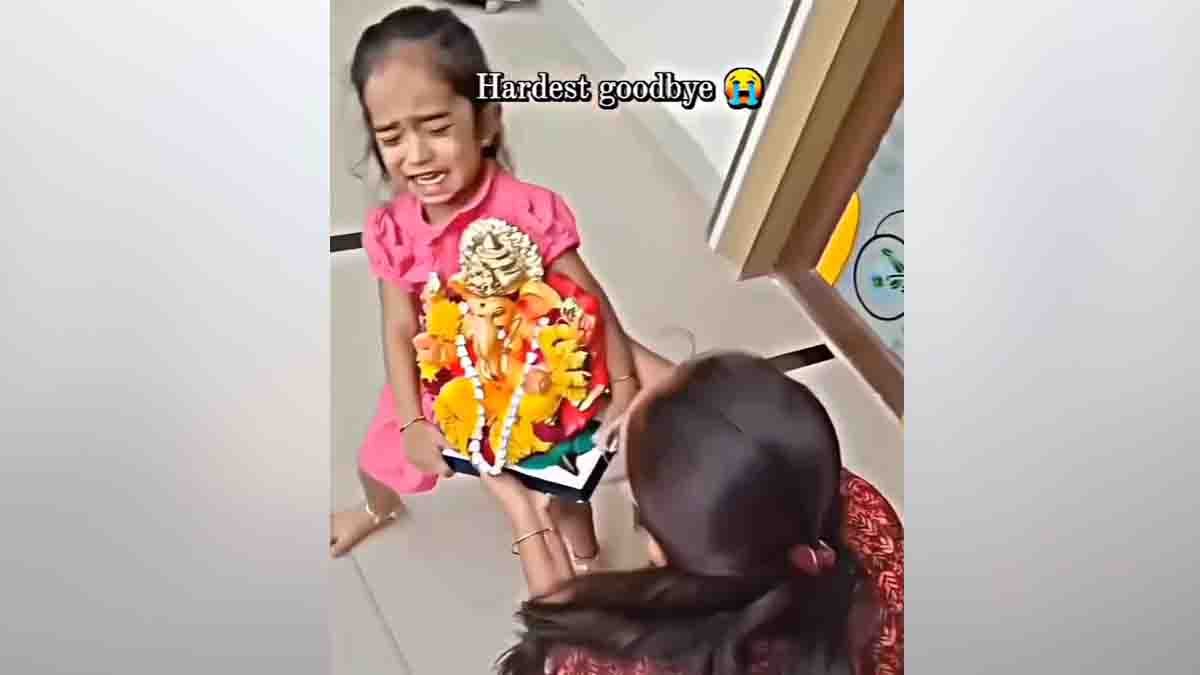 Video : ಗಣೇಶ ವಿಸರ್ಜನೆಯ ವೇಳೆ ಕಣ್ಣೀರು ಹಾಕಿದ ಮಕ್ಕಳು: ವೈರಲ್ ಆದ ವಿಡಿಯೋ..! 1 Emotional children crying while hugging Ganesh idol during Ganesh Visarjan festival procession - Video