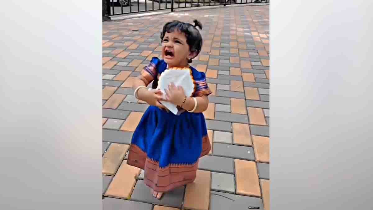 Video : ಗಣೇಶ ವಿಸರ್ಜನೆಯ ವೇಳೆ ಕಣ್ಣೀರು ಹಾಕಿದ ಮಕ್ಕಳು: ವೈರಲ್ ಆದ ವಿಡಿಯೋ..! 2 Emotional children crying while hugging Ganesh idol during Ganesh Visarjan festival procession - Video