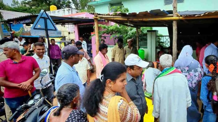 Gudibande Street vender angry 0 Gudibande municipal officials removing roadside shops and temporary sheds on the main road, Chikkaballapur district, Karnataka - Local News