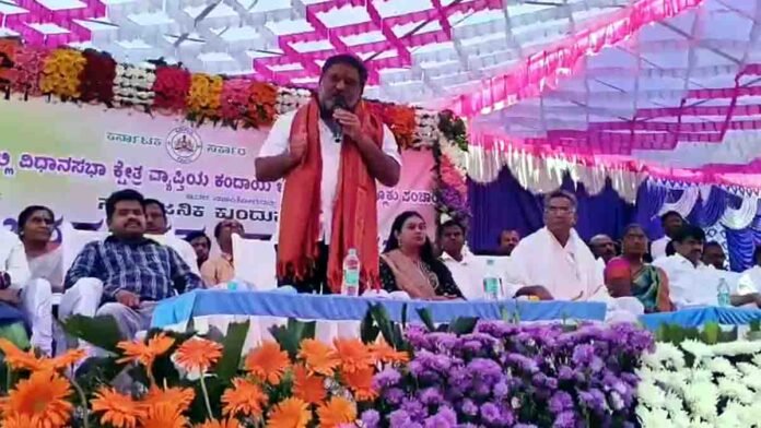 Janaspandana Programme Sep 1 Citizens receiving government benefits under Janaspandana program in Thimmanpalli village, Bhagyanagara Taluk, Chikkaballapur district - Local News