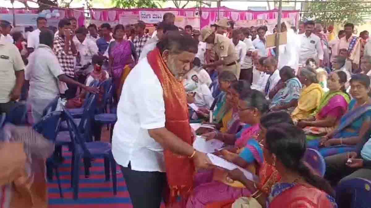 Local News : ಜನಸ್ಪಂದನಾ ಸಭೆ ಮಾಡೋದು ಜನರ ಸೌಲಭ್ಯಕ್ಕಾಗಿ, ಆಡಂಬರ ಮಾಡೋಕೆ ಅಲ್ಲ: ಶಾಸಕ ಸುಬ್ಬಾರೆಡ್ಡಿ 2 Citizens receiving government benefits under Janaspandana program in Thimmanpalli village, Bhagyanagara Taluk, Chikkaballapur district - Local News
