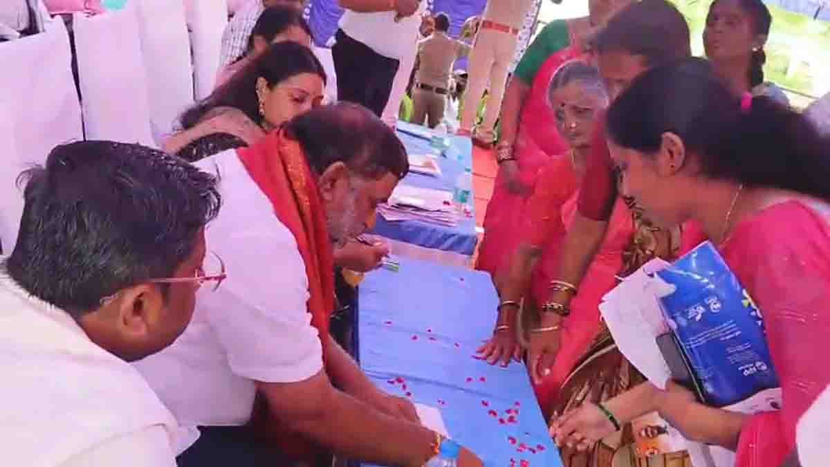 Local News : ಜನಸ್ಪಂದನಾ ಸಭೆ ಮಾಡೋದು ಜನರ ಸೌಲಭ್ಯಕ್ಕಾಗಿ, ಆಡಂಬರ ಮಾಡೋಕೆ ಅಲ್ಲ: ಶಾಸಕ ಸುಬ್ಬಾರೆಡ್ಡಿ 3 Citizens receiving government benefits under Janaspandana program in Thimmanpalli village, Bhagyanagara Taluk, Chikkaballapur district - Local News