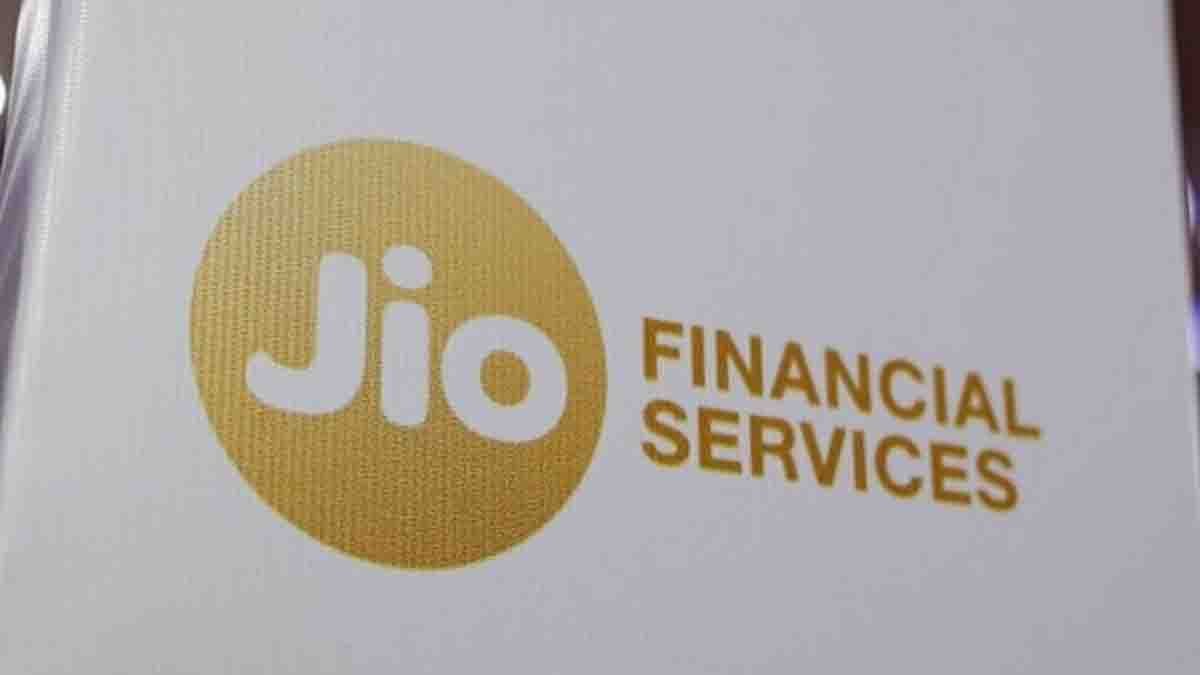 Jio Payments Bank : ಹಣ ನಿಮ್ಮ ಅಕೌಂಟ್ನಲ್ಲೇ ಇರಲಿ, ಆದ್ರೆ ಬಡ್ಡಿ ಜಾಸ್ತಿ ಸಿಗಲಿ! ಇದು ಜಿಯೋ ಪೇಮೆಂಟ್ಸ್ ಬ್ಯಾಂಕ್ನ ಹೊಸ ಆಫರ್ 1 Person checking Jio Payments Bank app on smartphone, displaying Savings Pro 6.5% interest with digital financial graphics and coins in background
