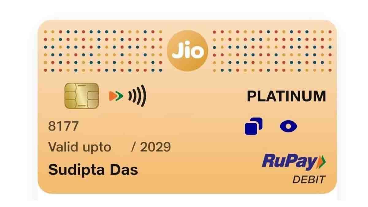 Jio Payments Bank : ಹಣ ನಿಮ್ಮ ಅಕೌಂಟ್ನಲ್ಲೇ ಇರಲಿ, ಆದ್ರೆ ಬಡ್ಡಿ ಜಾಸ್ತಿ ಸಿಗಲಿ! ಇದು ಜಿಯೋ ಪೇಮೆಂಟ್ಸ್ ಬ್ಯಾಂಕ್ನ ಹೊಸ ಆಫರ್ 3 Person checking Jio Payments Bank app on smartphone, displaying Savings Pro 6.5% interest with digital financial graphics and coins in background