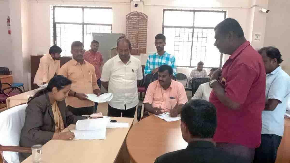 Lok Adalat program at Gudibande Court – speedy settlement of cases with judge, lawyers, and public participation