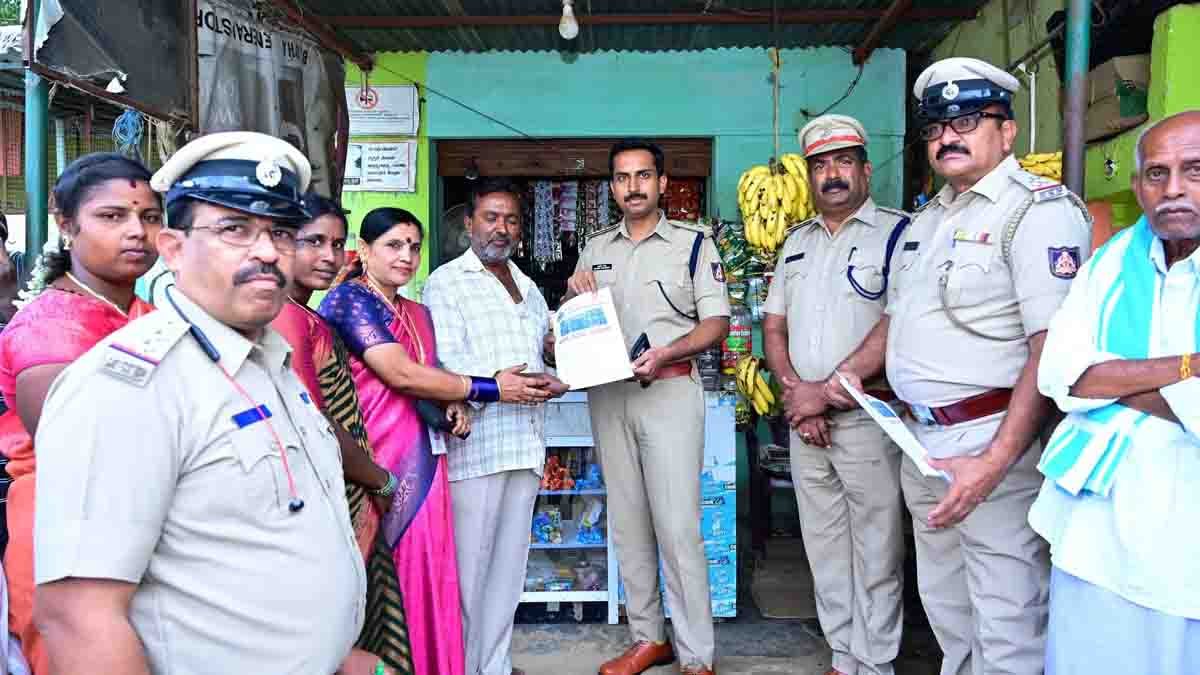 Chikkaballapur Police : ಚಿಕ್ಕಬಳ್ಳಾಪುರ ಪೊಲೀಸರಿಂದ ಹೊಸ ಹೆಜ್ಜೆ: 'ಮನೆ ಮನೆಗೆ ಪೊಲೀಸ್' ಗಸ್ತು ಯೋಜನೆ ಜಾರಿ 1 Chikkaballapur police officers conducting home visits in Somenahalli village, interacting with villagers, promoting proactive policing and community safety, women and children engaged, realistic daylight setting