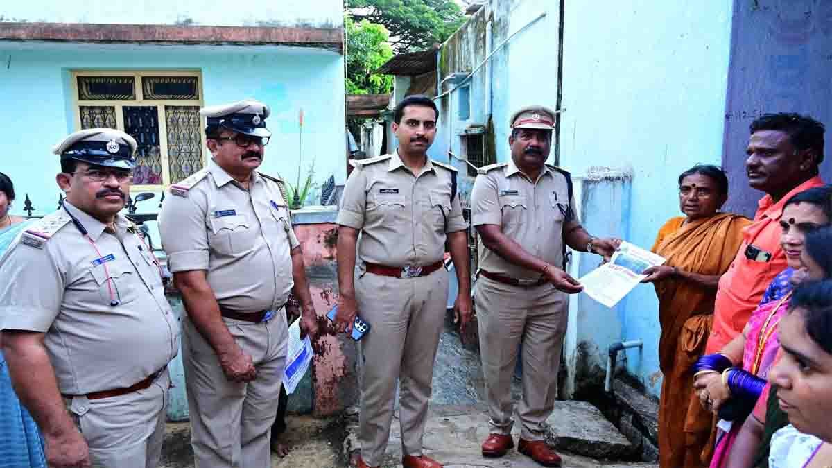 Chikkaballapur Police : ಚಿಕ್ಕಬಳ್ಳಾಪುರ ಪೊಲೀಸರಿಂದ ಹೊಸ ಹೆಜ್ಜೆ: 'ಮನೆ ಮನೆಗೆ ಪೊಲೀಸ್' ಗಸ್ತು ಯೋಜನೆ ಜಾರಿ 2 Chikkaballapur police officers conducting home visits in Somenahalli village, interacting with villagers, promoting proactive policing and community safety, women and children engaged, realistic daylight setting