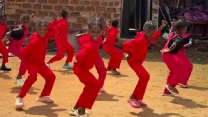 Nigerian students performing Ganesh Chaturthi dance on Deva Shree Ganesha song - Viral Video