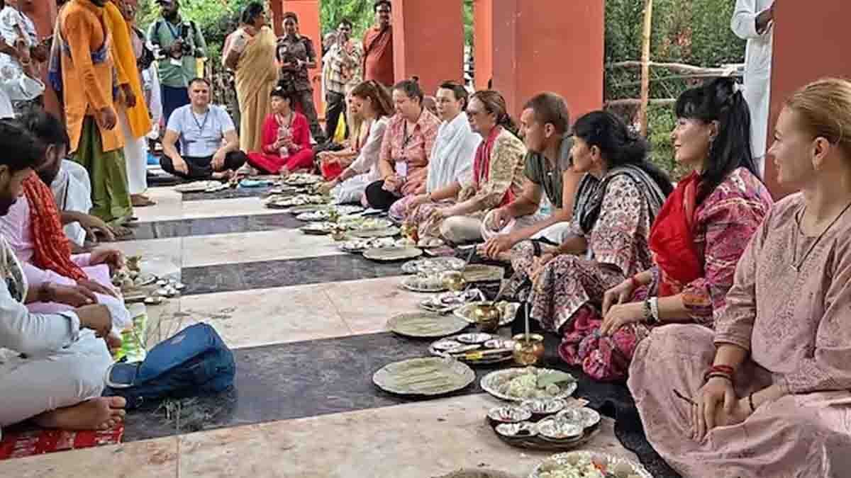 Foreign Tourists Performing Pind Daan Ritual at Sita Kund, Gaya During Pitru Paksha