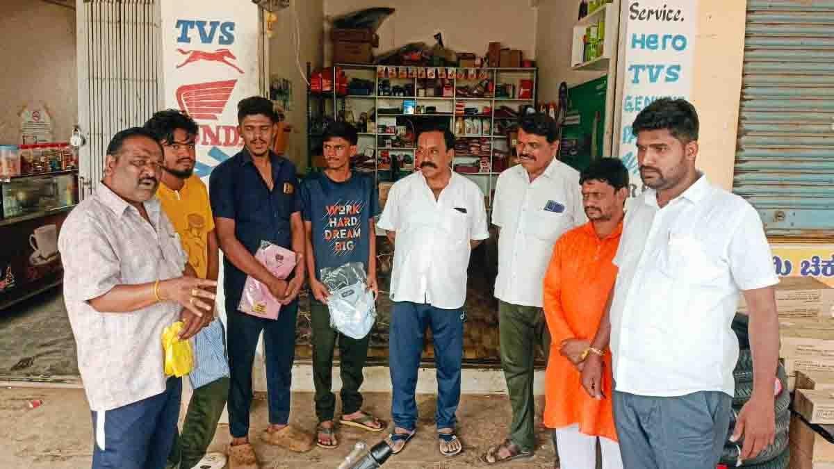 Local News - ಸಮಾಜ ಸೇವಕ ನವೀನ್ ಕಿರಣ್ ಹುಟ್ಟುಹಬ್ಬದ ನಿಮಿತ್ತ ವಿವಿಧ ಕಾರ್ಯಕ್ರಮಗಳ ಆಯೋಜನೆ 2 Naveen Kiran celebrating his 47th birthday with social and educational programs in Gudibande - Local NEws
