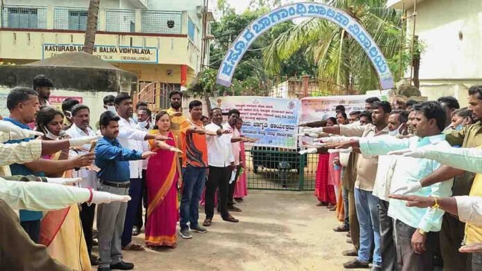 Swachhata Hi Seva campaign in Gudibande 0 Chikkaballapur Deputy Secretary Atik Pasha urges citizens to join hands for a plastic-free, green society. Part of Swachhata Hi Seva campaign running Sept 15–Oct 2 - Local News