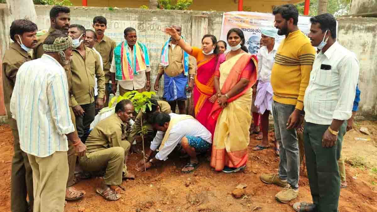 Local News : ಪ್ಲಾಸ್ಟಿಕ್ ಮುಕ್ತ ಸಮಾಜ ನಿರ್ಮಾಣಕ್ಕೆ ಎಲ್ಲರೂ ಕೈ ಜೋಡಿಸಿ : ಅತಿಕ್ ಪಾಷ 2 Chikkaballapur Deputy Secretary Atik Pasha urges citizens to join hands for a plastic-free, green society. Part of Swachhata Hi Seva campaign running Sept 15–Oct 2 - Local News