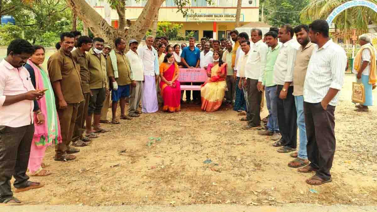 Local News : ಪ್ಲಾಸ್ಟಿಕ್ ಮುಕ್ತ ಸಮಾಜ ನಿರ್ಮಾಣಕ್ಕೆ ಎಲ್ಲರೂ ಕೈ ಜೋಡಿಸಿ : ಅತಿಕ್ ಪಾಷ 1 Chikkaballapur Deputy Secretary Atik Pasha urges citizens to join hands for a plastic-free, green society. Part of Swachhata Hi Seva campaign running Sept 15–Oct 2 - Local News