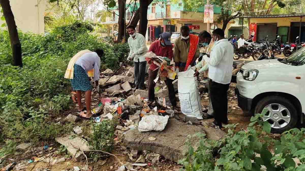 Local News : ಪ್ಲಾಸ್ಟಿಕ್ ಮುಕ್ತ ಸಮಾಜ ನಿರ್ಮಾಣಕ್ಕೆ ಎಲ್ಲರೂ ಕೈ ಜೋಡಿಸಿ : ಅತಿಕ್ ಪಾಷ 3 Chikkaballapur Deputy Secretary Atik Pasha urges citizens to join hands for a plastic-free, green society. Part of Swachhata Hi Seva campaign running Sept 15–Oct 2 - Local News