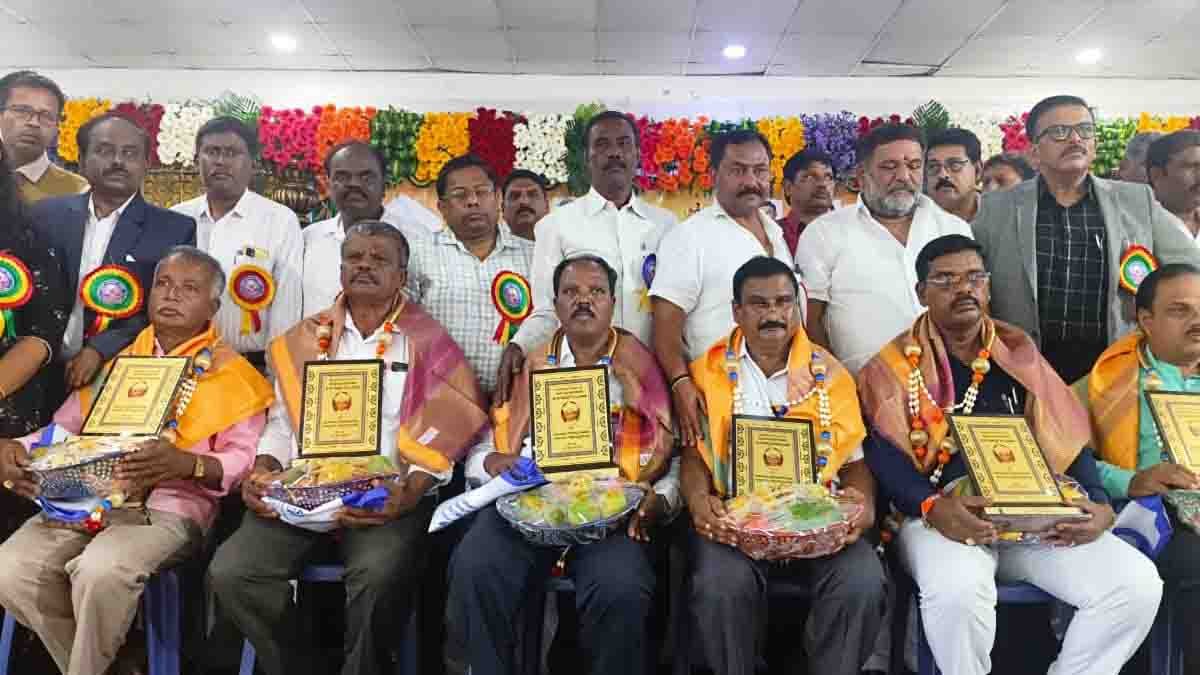 Teachers Day : ಶಿಕ್ಷಕರ ಶ್ರಮ ಸಾರ್ಥಕವಾಗಲು ಮಕ್ಕಳ ಭವಿಷ್ಯ ಮುಖ್ಯ - ಶಾಸಕ ಸುಬ್ಬಾರೆಡ್ಡಿ 2 Teachers Day 2025 celebration in Chikkaballapur – MLA S.N. Subbareddy announces ₹2.5 crore Guru Bhavan construction and honors teachers