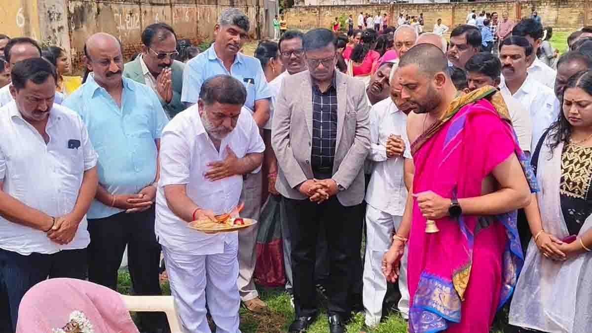 Teachers Day : ಶಿಕ್ಷಕರ ಶ್ರಮ ಸಾರ್ಥಕವಾಗಲು ಮಕ್ಕಳ ಭವಿಷ್ಯ ಮುಖ್ಯ - ಶಾಸಕ ಸುಬ್ಬಾರೆಡ್ಡಿ 3 Teachers Day 2025 celebration in Chikkaballapur – MLA S.N. Subbareddy announces ₹2.5 crore Guru Bhavan construction and honors teachers