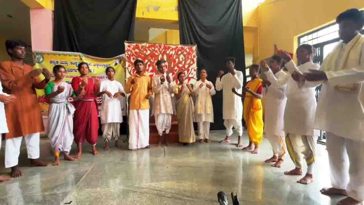 Students perform the Vidurashwatha Massacre drama on stage during the Kala Ranga Sambhrama cultural event in Gudibande, Chikkaballapur, celebrating Kannada art and culture