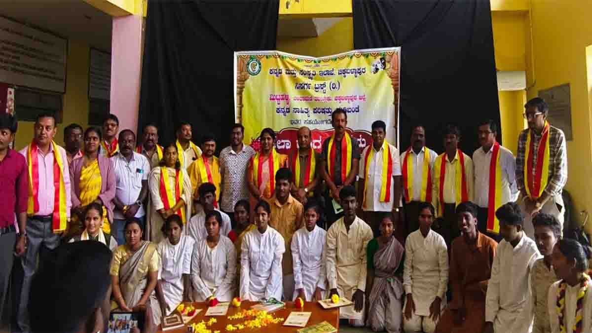 Students perform the Vidurashwatha Massacre drama on stage during the Kala Ranga Sambhrama cultural event in Gudibande, Chikkaballapur, celebrating Kannada art and culture