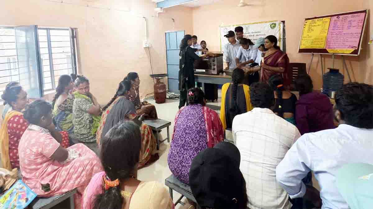 Self Employment Training : ಮಹಿಳೆಯರು ಸ್ವಯಂ ಉದ್ಯೋಗ ತರಬೇತಿ ಪಡೆದು ಆರ್ಥಿಕವಾಗಿ ಸಬಲರಾಗಬೇಕು : ಅಶ್ವಿನಿ 2 Women participating in self-employment bakery training workshop in Dapparthi village, Gudibande, Chikkaballapur,