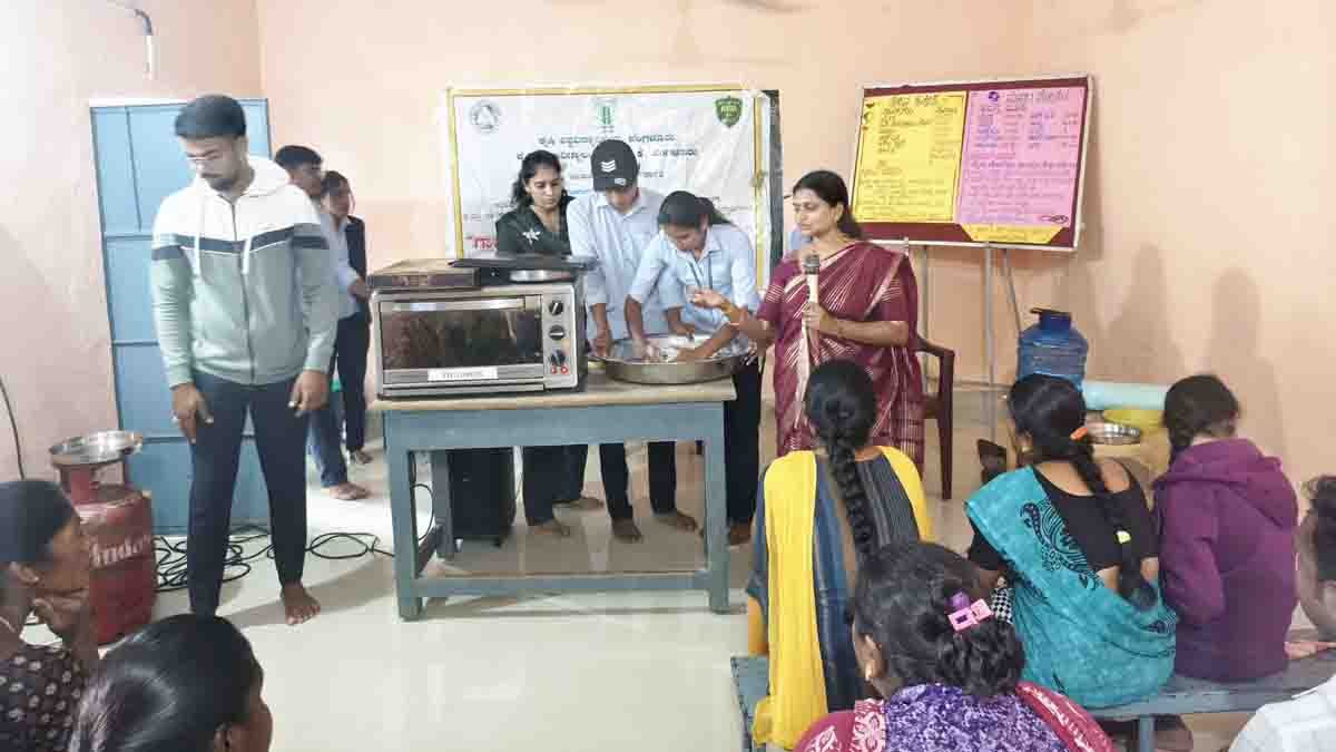 Self Employment Training : ಮಹಿಳೆಯರು ಸ್ವಯಂ ಉದ್ಯೋಗ ತರಬೇತಿ ಪಡೆದು ಆರ್ಥಿಕವಾಗಿ ಸಬಲರಾಗಬೇಕು : ಅಶ್ವಿನಿ 1 Women participating in self-employment bakery training workshop in Dapparthi village, Gudibande, Chikkaballapur,