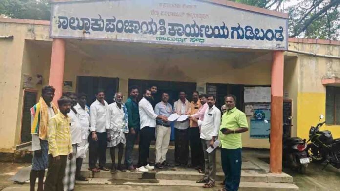 Yarralakkanahalli land issue 0 Yarralakkanahalli villagers submitting petition demanding more land for housing sites in Gudibande Taluk, Chikkaballapur - Local News