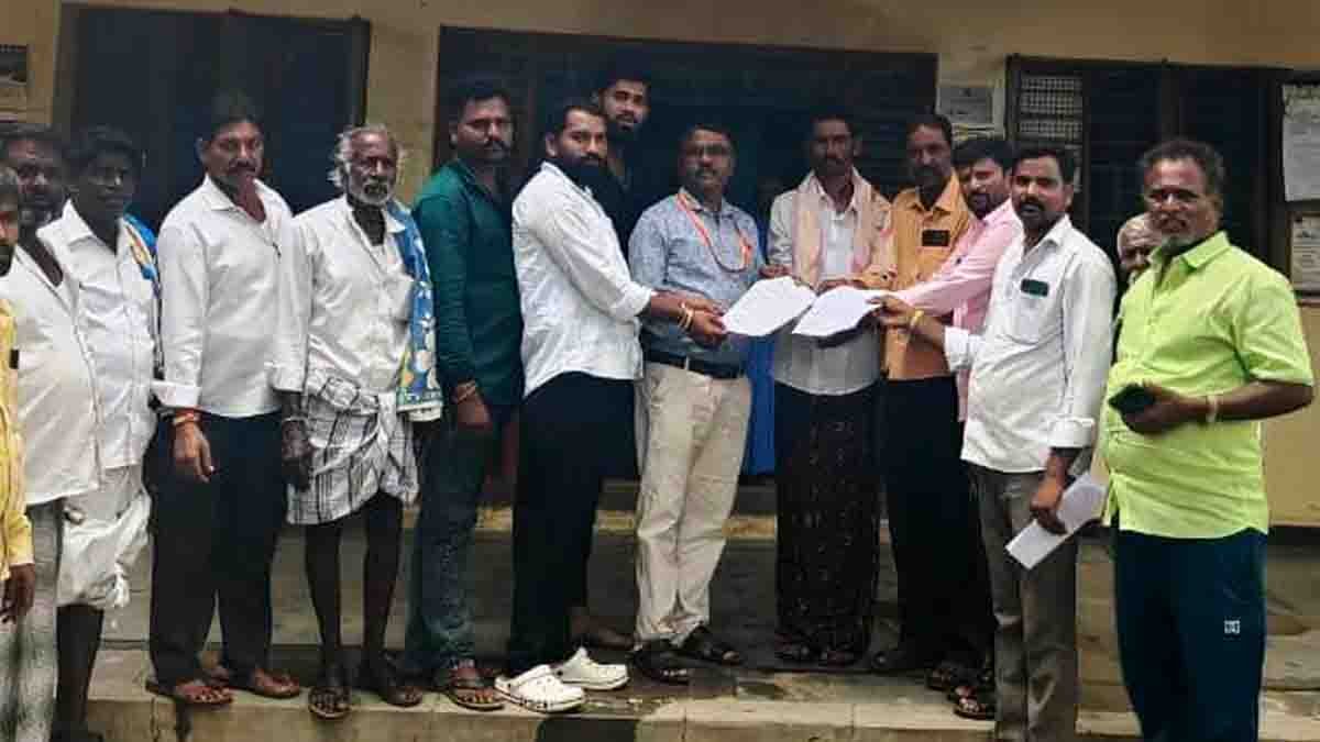 Local News : ನಿವೇಶನ ರಹಿತರರಿಗೆ ನಿವೇಶನ ನೀಡಲು ಜಮೀನು ಮಂಜೂರಿಗೆ ಮನವಿ ಪತ್ರ ಸಲ್ಲಿಕೆ 1 Yarralakkanahalli villagers submitting petition demanding more land for housing sites in Gudibande Taluk, Chikkaballapur - Local News