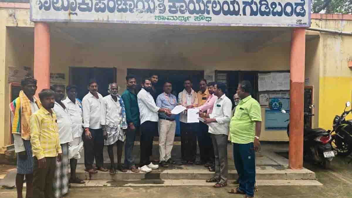 Local News : ನಿವೇಶನ ರಹಿತರರಿಗೆ ನಿವೇಶನ ನೀಡಲು ಜಮೀನು ಮಂಜೂರಿಗೆ ಮನವಿ ಪತ್ರ ಸಲ್ಲಿಕೆ 2 Yarralakkanahalli villagers submitting petition demanding more land for housing sites in Gudibande Taluk, Chikkaballapur - Local News