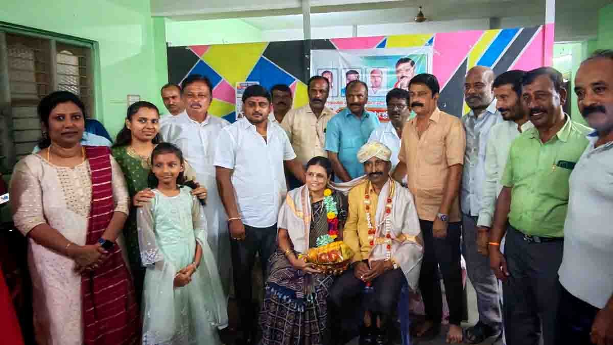 Local News : ಗುಡಿಬಂಡೆ - ವಿವಿಧ ಕ್ಷೇತ್ರಗಳಲ್ಲಿ ಸಾಧನೆಗೈದ ಸಾಧಕರಿಗೆ ಗಣ್ಯರಿಂದ ಸನ್ಮಾನ 1 Gudibande teachers honored with District Best Teacher Award 2025 along with yoga practitioner felicitation program - Local News