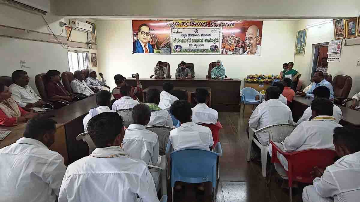 Local News : ಸ್ವಚ್ಚತೆ ಕಾಪಾಡುವಲ್ಲಿ ಪೌರಕಾರ್ಮಿಕರ ಪಾತ್ರ ಶ್ಲಾಘನೀಯ : ಸಭಾ ಶಿರೀನ್ 1 Sanitation workers honored on Sanitation Workers’ Day at Gudibande, wearing traditional attire with festive celebrations and health awareness camp - Local News
