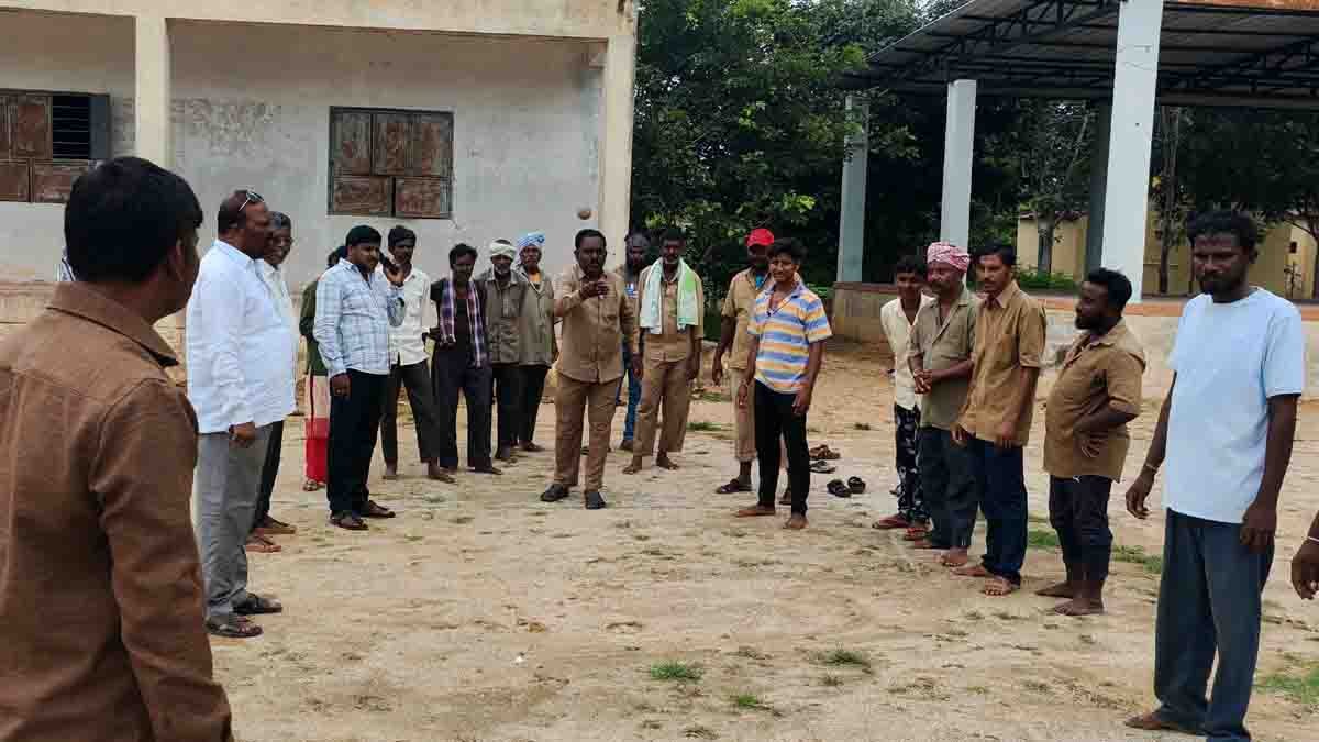 Local News : ಸ್ವಚ್ಚತೆ ಕಾಪಾಡುವಲ್ಲಿ ಪೌರಕಾರ್ಮಿಕರ ಪಾತ್ರ ಶ್ಲಾಘನೀಯ : ಸಭಾ ಶಿರೀನ್ 3 Sanitation workers honored on Sanitation Workers’ Day at Gudibande, wearing traditional attire with festive celebrations and health awareness camp - Local News