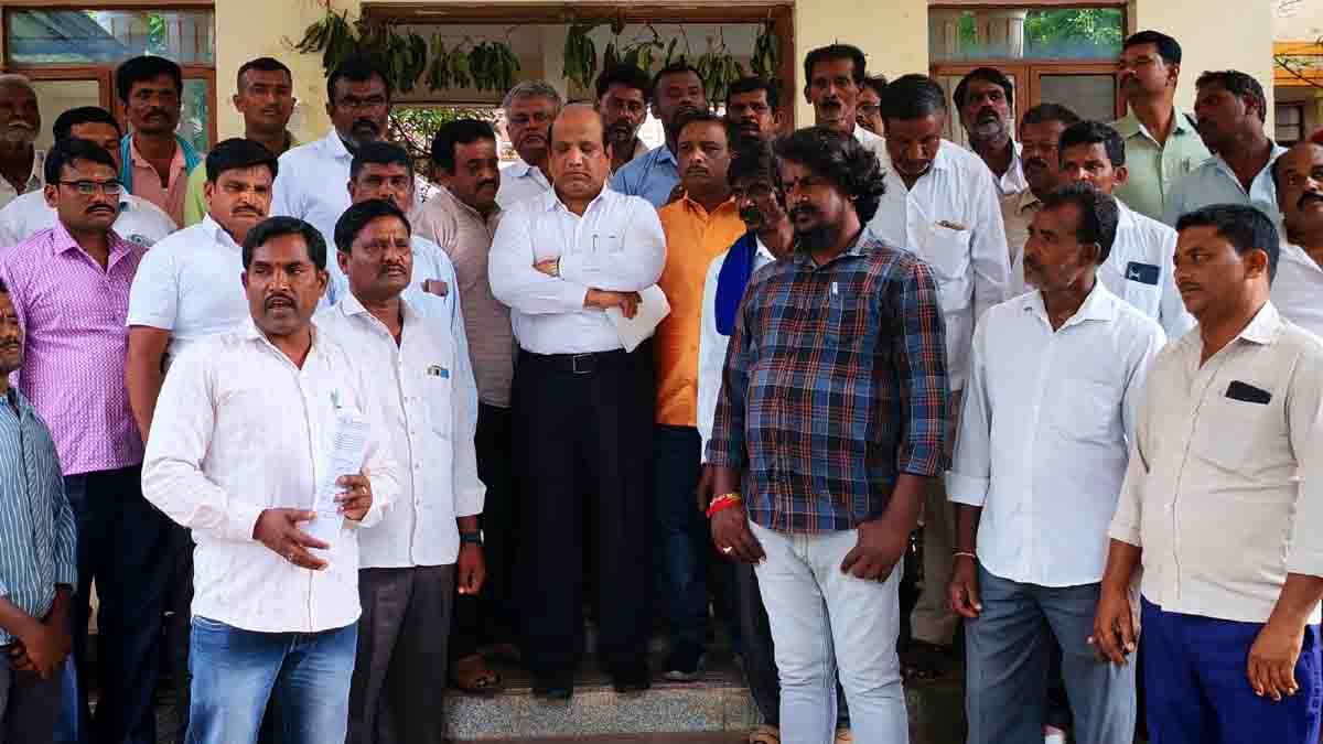 Valmiki Community - ಪರಿಶಿಷ್ಟ ಸಮುದಾಯವನ್ನು ಕೆಣಕಿದರೇ ಸರ್ಕಾರಕ್ಕೆ ಕಂಟಕ ತಪ್ಪಿದ್ದಲ್ಲ : ಆನಂದ್ 2 Valmiki community leaders protest against inclusion of Kuruba community in ST reservation category in Karnataka